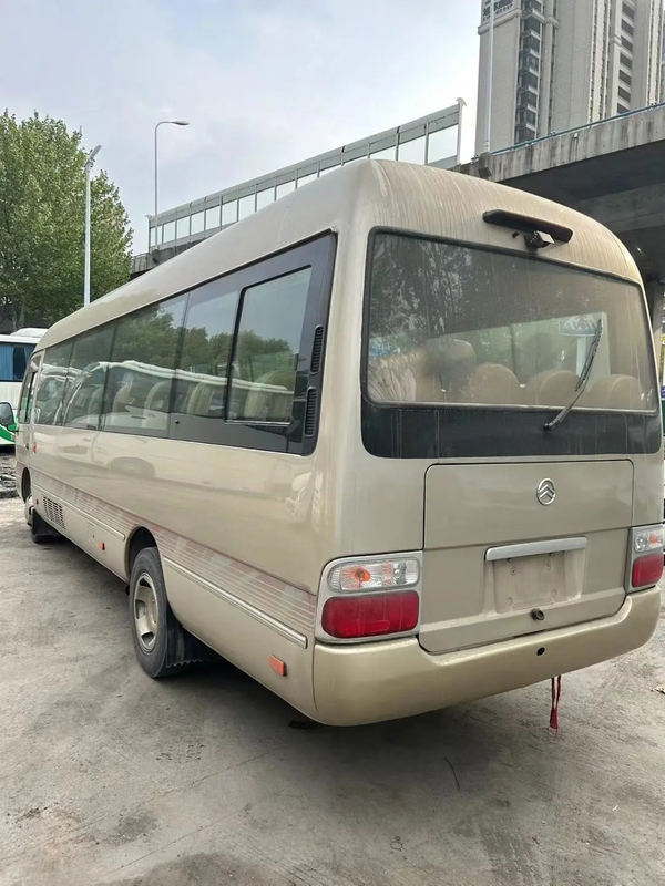 XML6770 28 posti 7,7 metri Golden Dragon Autobus medio di seconda mano Champagne Gold Motore anteriore