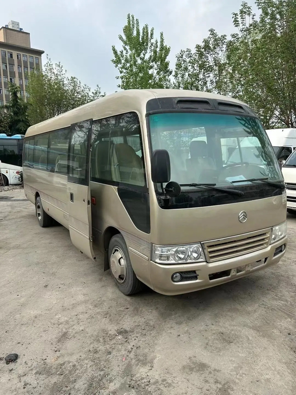 XML6770 28 posti 7,7 metri Golden Dragon Autobus medio di seconda mano Champagne Gold Motore anteriore