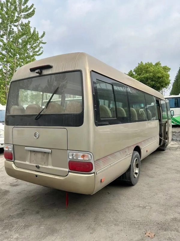 XML6770 28 posti 7,7 metri Golden Dragon Autobus medio di seconda mano Champagne Gold Motore anteriore
