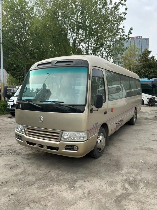 XML6770 28 posti 7,7 metri Golden Dragon Autobus medio di seconda mano Champagne Gold Motore anteriore