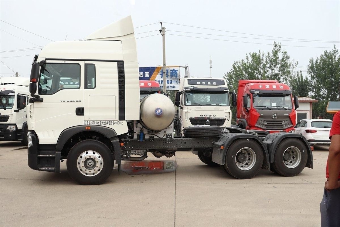 HOWO Single Row Semi TX Heavy Truck 440HP 6X4 12gears Tractor LNG a doppia trazione Nazionale VI
