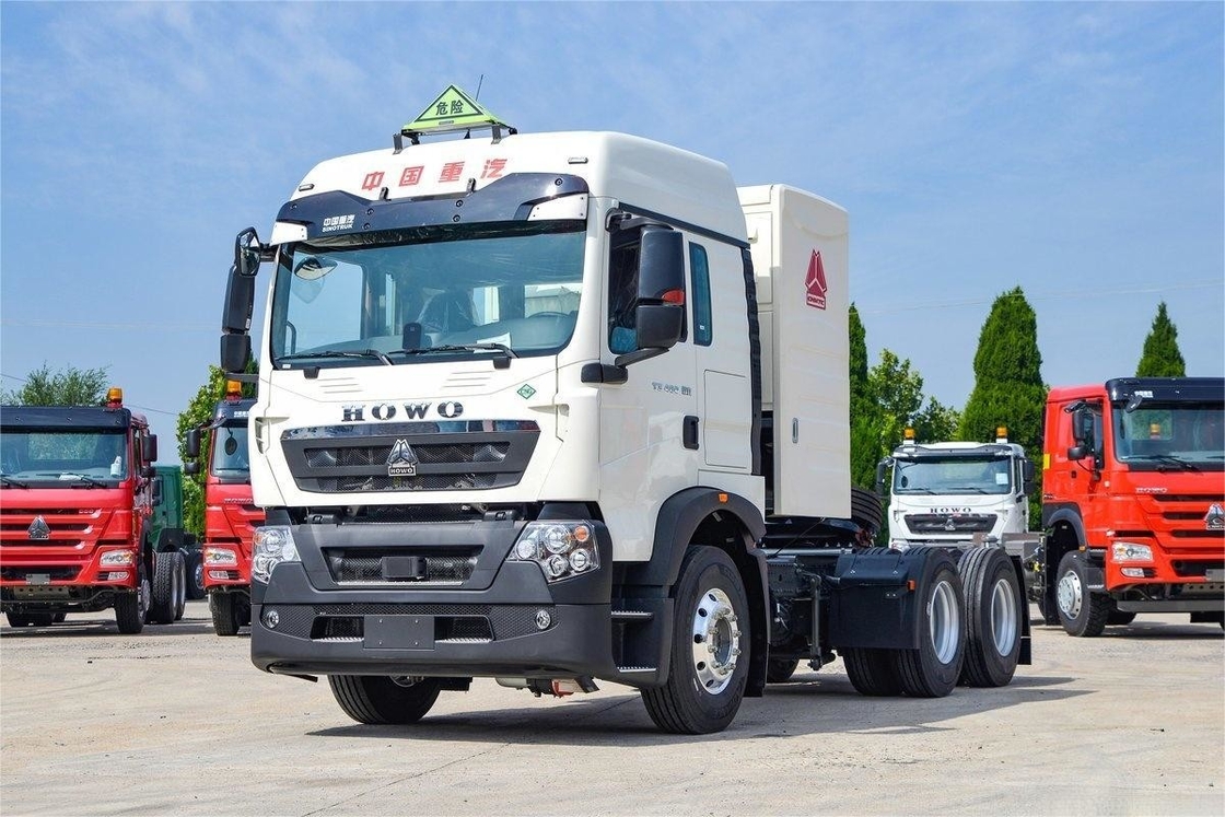 HOWO Camion pesante 460HP 6X4 GNC merci pericolose trattore nazionale VI 8 ruote posteriori