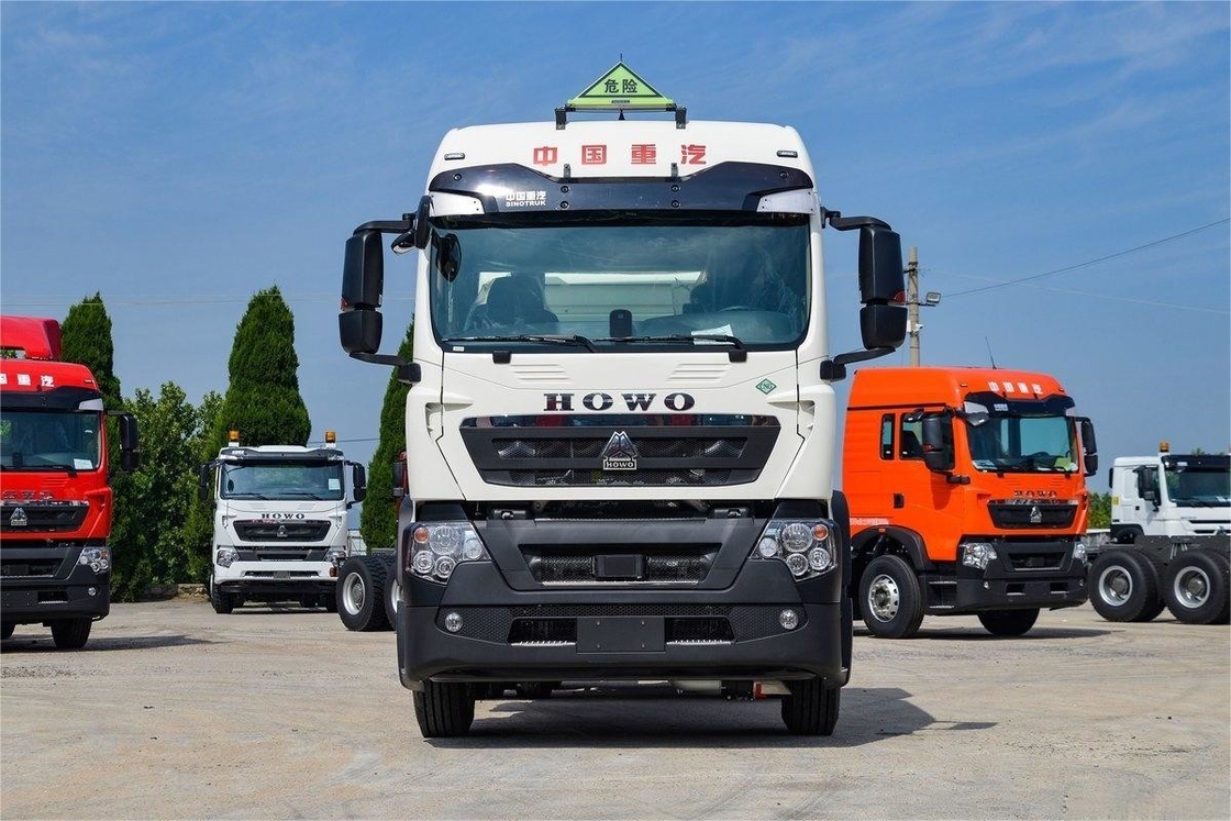 HOWO Camion pesante 460HP 6X4 GNC merci pericolose trattore nazionale VI 8 ruote posteriori