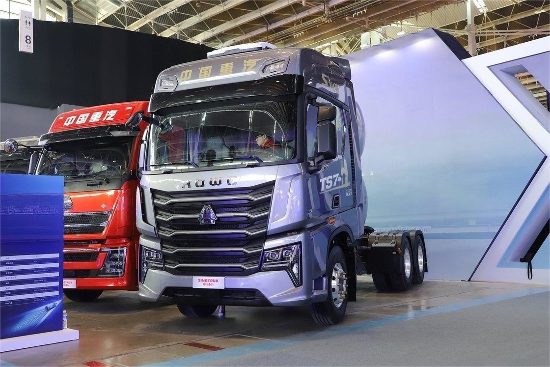 HOWO TS7 Camion pesante 700 CV 6X4 idraulico tampone GNL trasmissione automatica alto tetto trattore