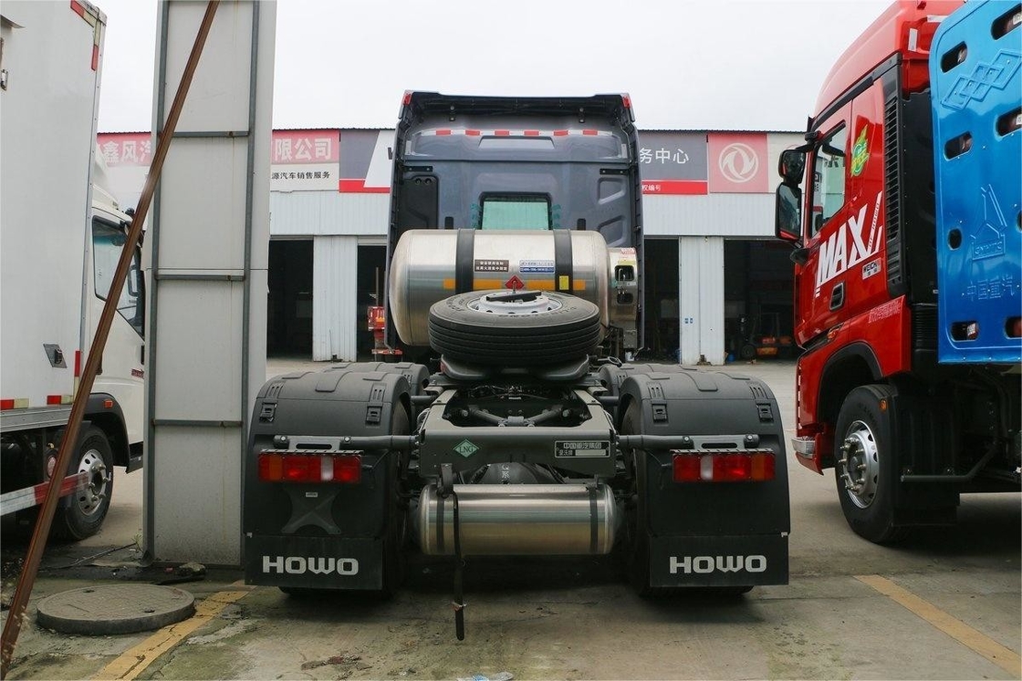 HOWO Max Heavy Truck Light Luxury Version Alto tetto con piastra di flusso 480HP 6X4 trattore a GNL