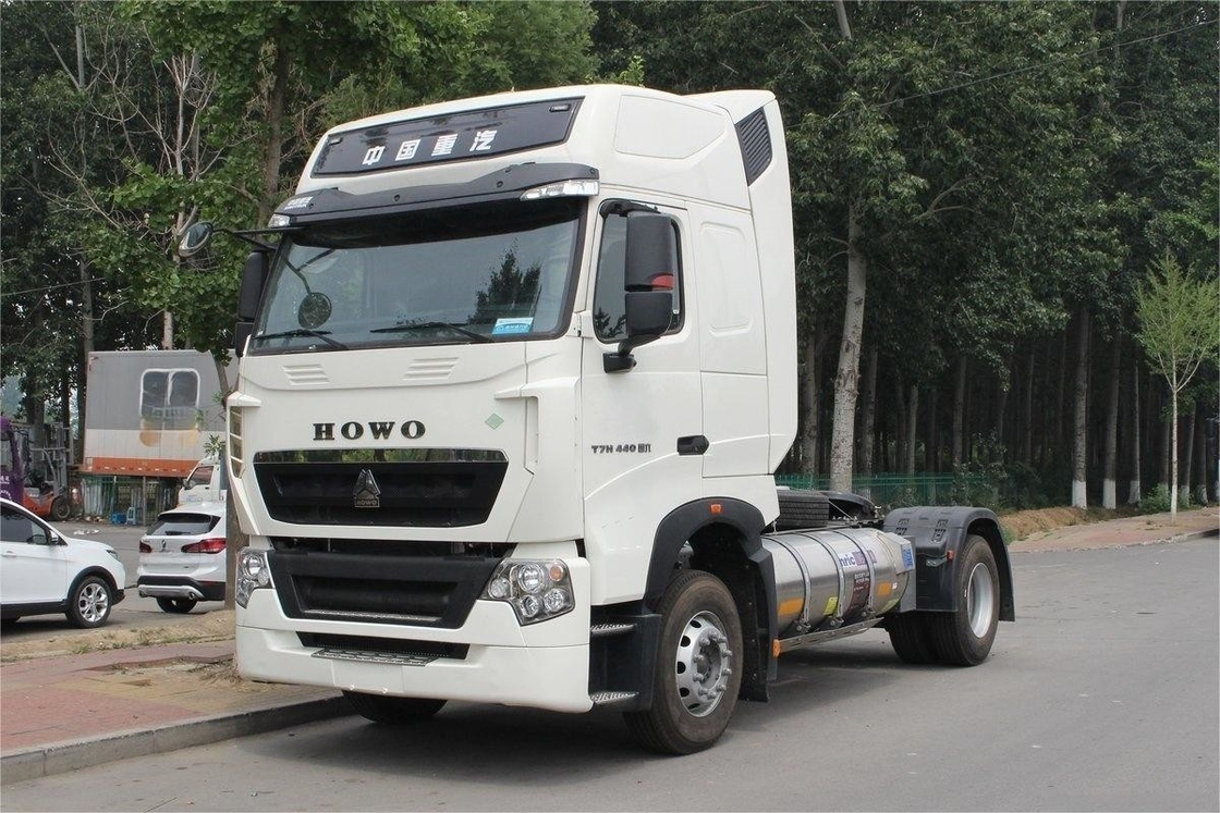 Mezza fila di sedili HOWO T7H Truck pesante deflettore del tetto alto pannello di vento laterale 440 CV 4X2 trattore a GNL