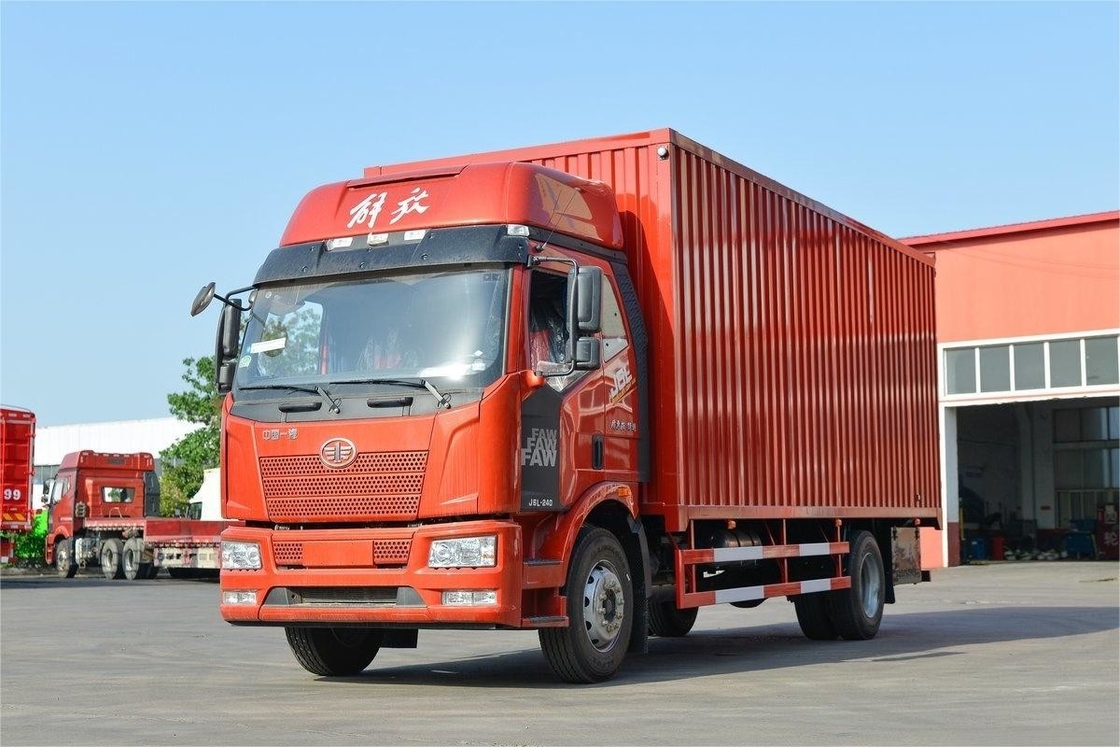 FAW J6L Single Axle Jiefang Medium Truck 240HP 4X2 8-Speed 6.8m Van Truck Porta laterale