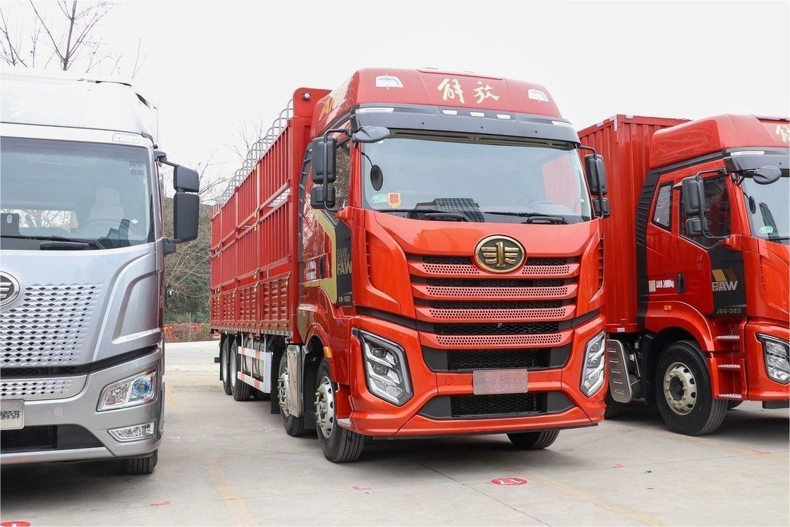 FAW Jiefang Fence Truck Large Row Half Seat 560HP 8X4 9.4m AMT Trasmissione automatica
