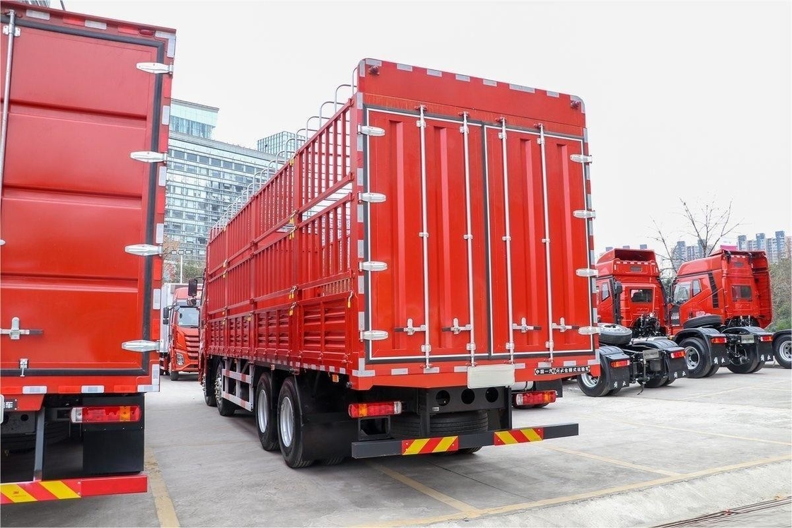 FAW Jiefang Fence Truck Large Row Half Seat 560HP 8X4 9.4m AMT Trasmissione automatica