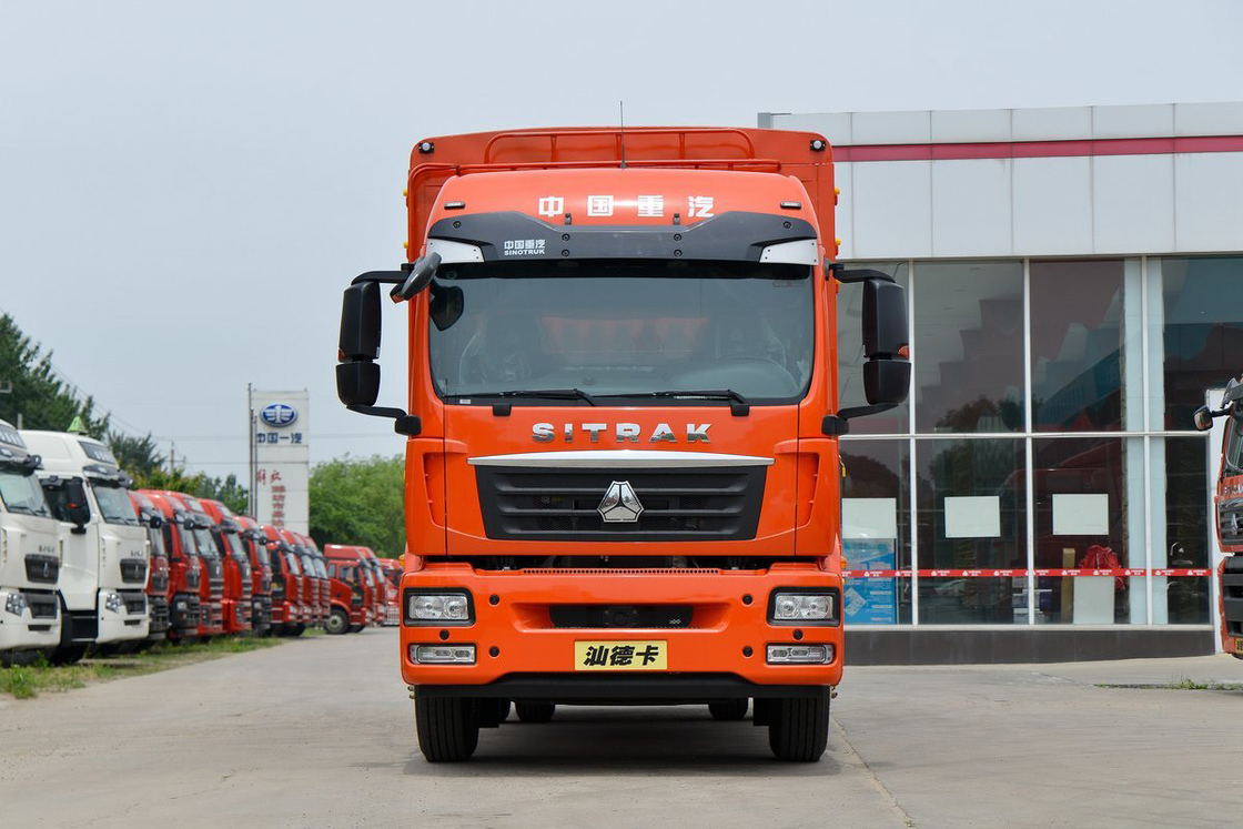 Corpo arancione AMT Deflettore d'aria a tetto alto Diesel 8 velocità 250 CV 6.8m Sitrak Fence Truck