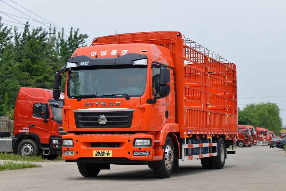 Corpo arancione AMT Deflettore d'aria a tetto alto Diesel 8 velocità 250 CV 6.8m Sitrak Fence Truck