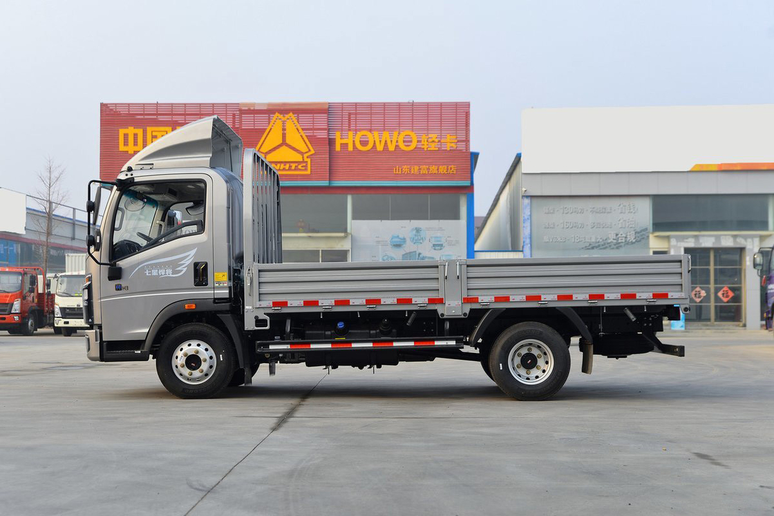 Sinotruk Howo Light Truck Titan Serie 150HP 4,15m Single Row Fence Corpo in argento Sedile a fila singola
