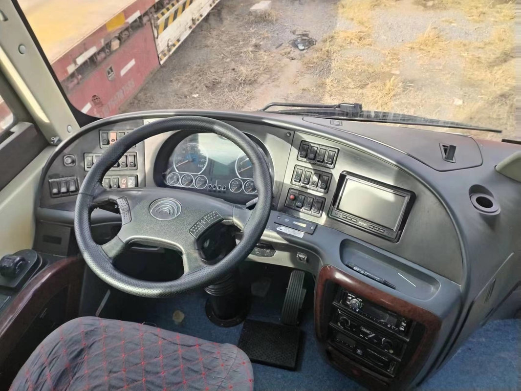 39 posti a sedere YUTONG Bus ZK6888 Autobus diesel usato Autocarro di seconda mano Euro III Emissione portabagagli