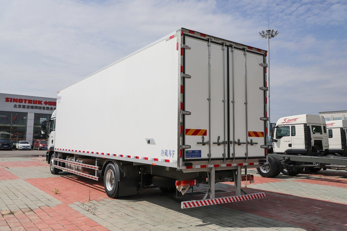 Diesel a 10 velocità 290 CV 4X2 9,45m Deflector Row Half Cab Corpo bianco SITRAK ZZ5186 Camion frigorifero a tre porte