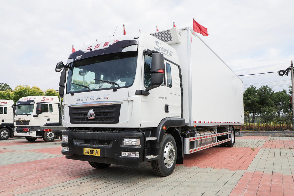 Diesel a 10 velocità 290 CV 4X2 9,45m Deflector Row Half Cab Corpo bianco SITRAK ZZ5186 Camion frigorifero a tre porte