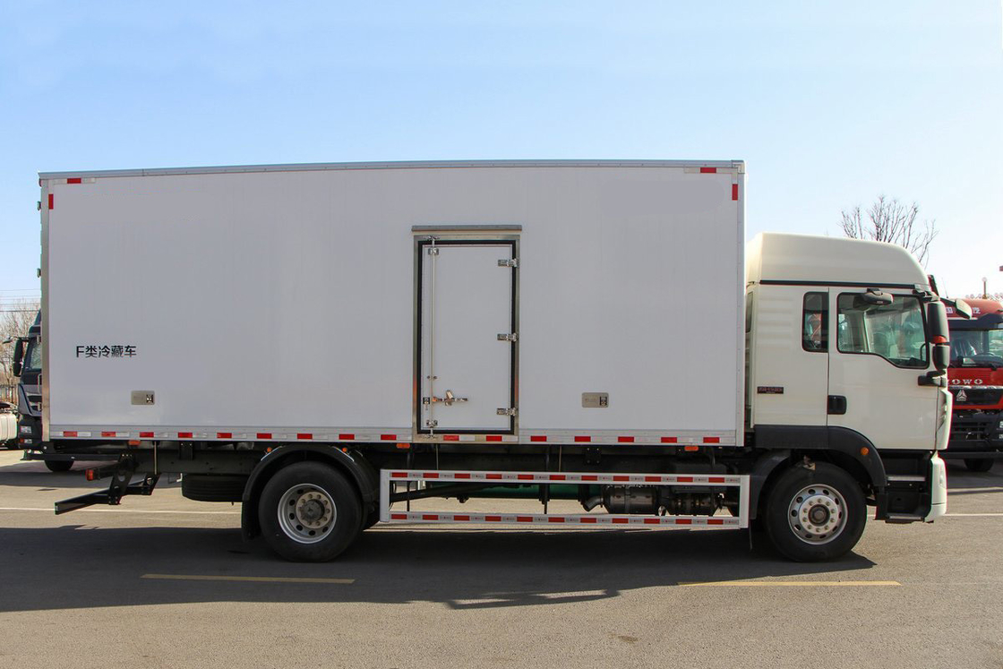 Howo ZZ5187 Camion frigorifero per merci Diesel 8 velocità 220 CV 4X2 6,8 m Deflector Row Half Cab Corpo bianco Tre porte