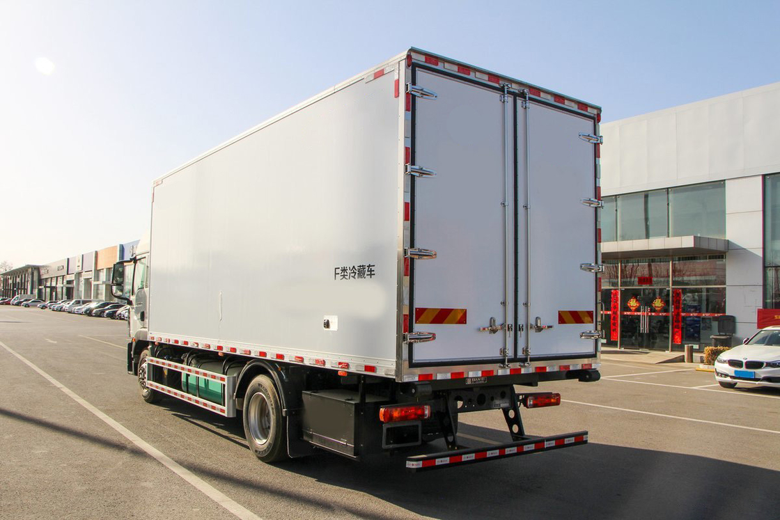Howo ZZ5187 Camion frigorifero per merci Diesel 8 velocità 220 CV 4X2 6,8 m Deflector Row Half Cab Corpo bianco Tre porte