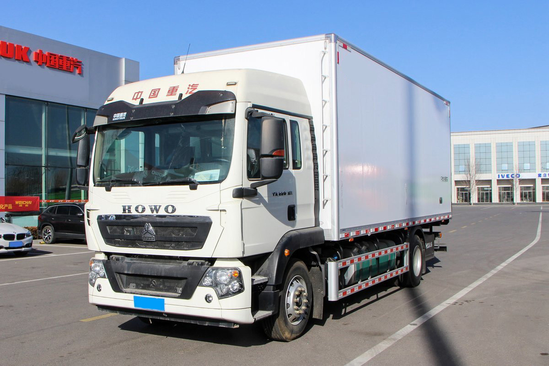 Howo ZZ5187 Camion frigorifero per merci Diesel 8 velocità 220 CV 4X2 6,8 m Deflector Row Half Cab Corpo bianco Tre porte