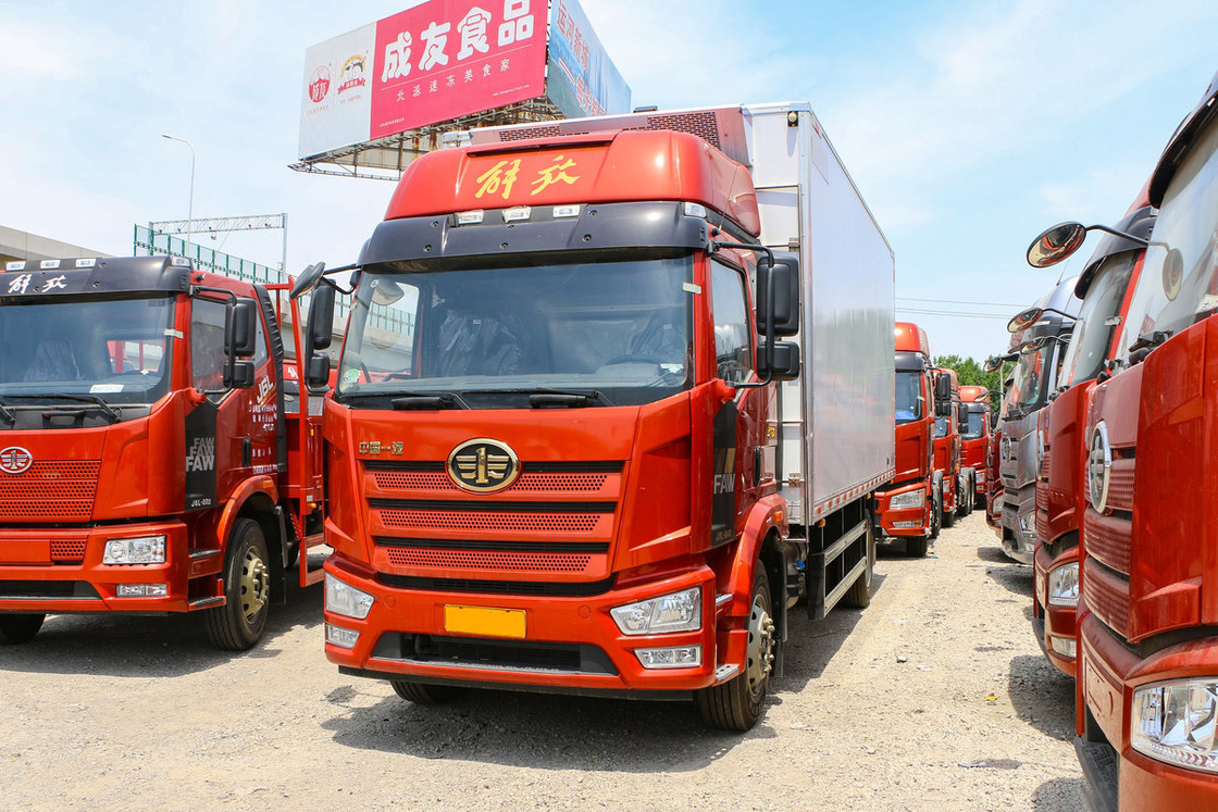 FAW Jiefang CA5180 J6L camion refrigerato diesel 240HP 4X2 6m scatola di carico doppia porta laterale e porta laterale singola