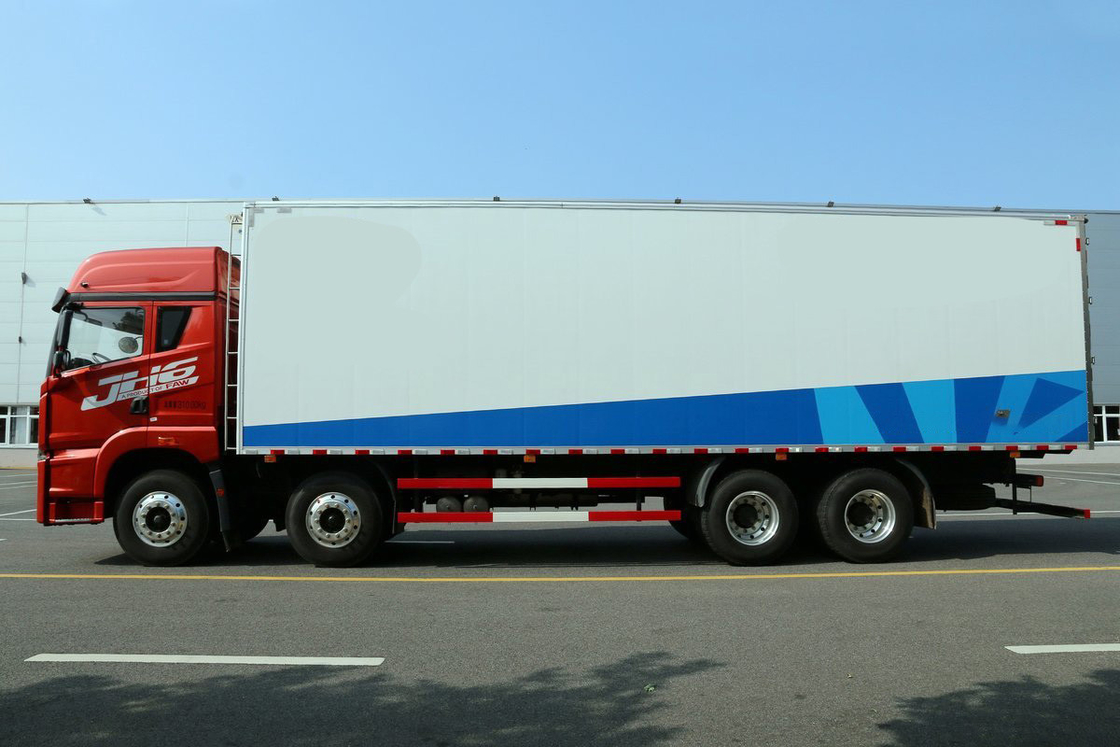 Qingdao Jiefang CA5310 JH6 Diesel 12 Gear 400 Hp 8X4 Deflector del tetto alto 9,4m Camion frigorifero
