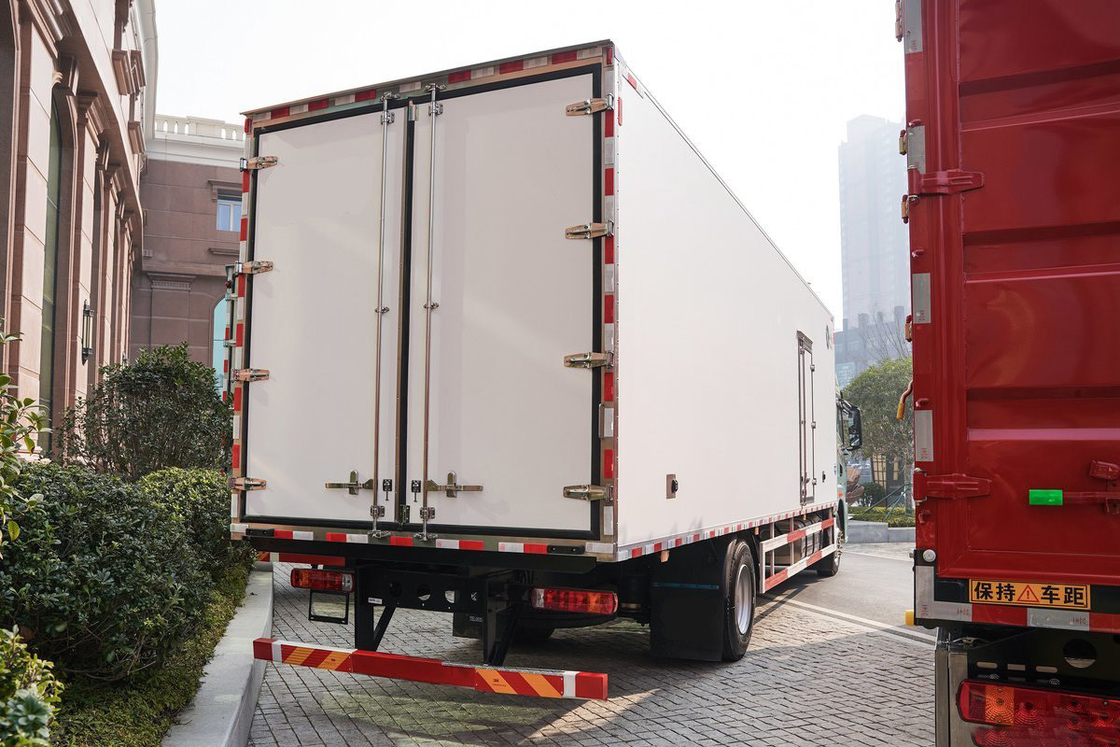 Qingdao Jiefang CA5181 JH6 Sedile a mezza fila Diesel a 10 velocità 350 CV 4X2 9,7m AMT Camione automatico refrigerato