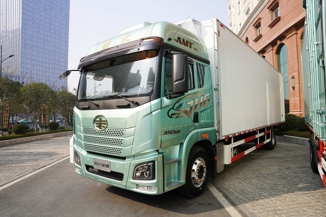 Qingdao Jiefang CA5181 JH6 Sedile a mezza fila Diesel a 10 velocità 350 CV 4X2 9,7m AMT Camione automatico refrigerato