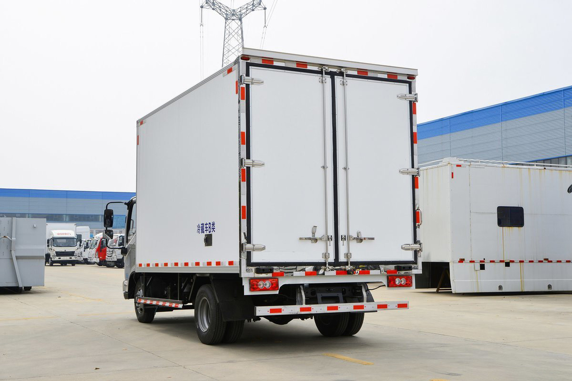 158 HP 4X2 Sedie in fila singola Sei marce 4,08m Doppia porta Casella di carico bianca Foton BJ5048 Camion frigorifero