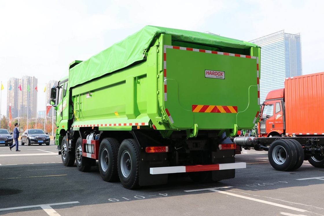 Qingdao Jiefang Dump Truck JH6 Heavy Truck Diesel 400 HP Sedile a mezza fila 8X4 5,8m Container di scarico posteriore