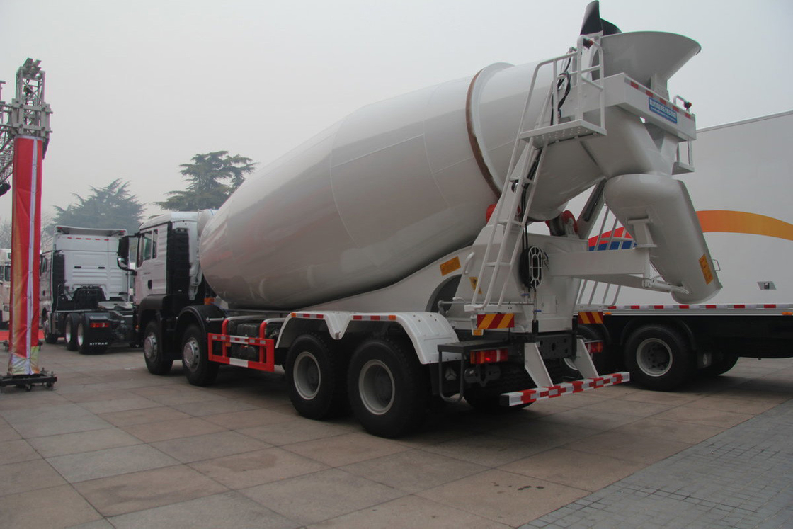 Sinotruk SITRAK C7H Camion pesante diesel a 16 velocità 400 CV 8X4 6,5 m3 Camion miscelatore di calcestruzzo