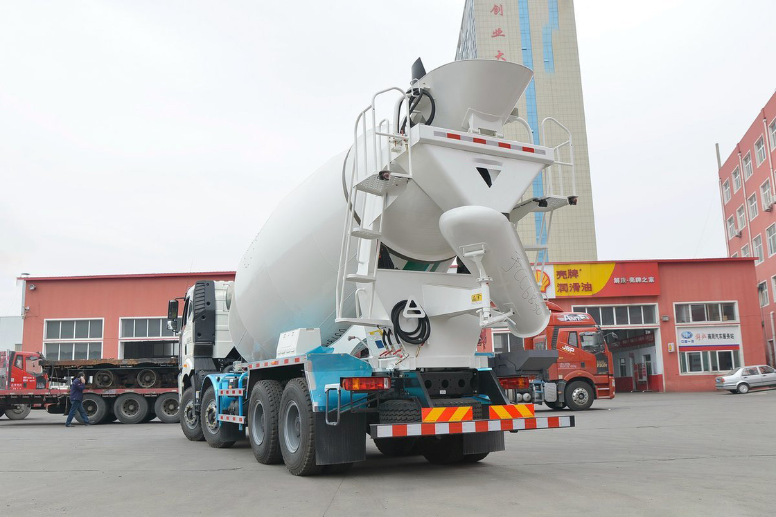 J6P 375HP 8X4 completamente galleggiante Piatta parte superiore Mezzo dislocamento 7.86m3 FAW Jiefang camion miscelatore di calcestruzzo