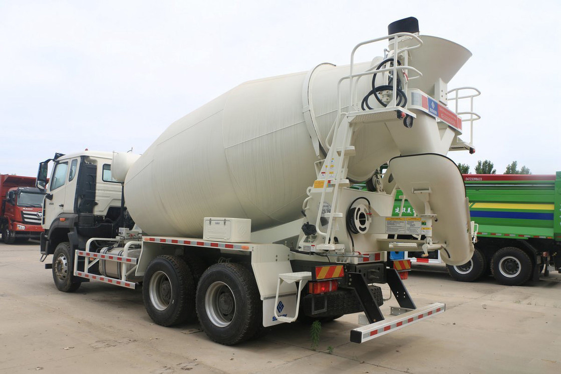 Sinotruk Haohan N7G Sedie piatte in mezza fila superiore 380 cavalli di potenza Aria condizionata automatica 6X4 Camione miscelatore di calcestruzzo