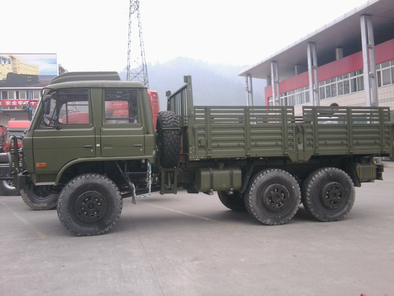 20 tonnellate di carico camion off-road 6 * 6 verde oliva Dongfeng Tianjin autocarro a letto piatto Cummins motore