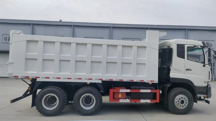 6x4 camion di scarico carico 20-40 tonnellate Dongfeng 10 pneumatici a mano sinistra guida cabina con letto