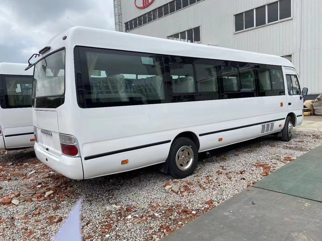 Minibus Mudan 30 posti a mano destra Usato in Tanzania Primavera di foglia per strada cattiva