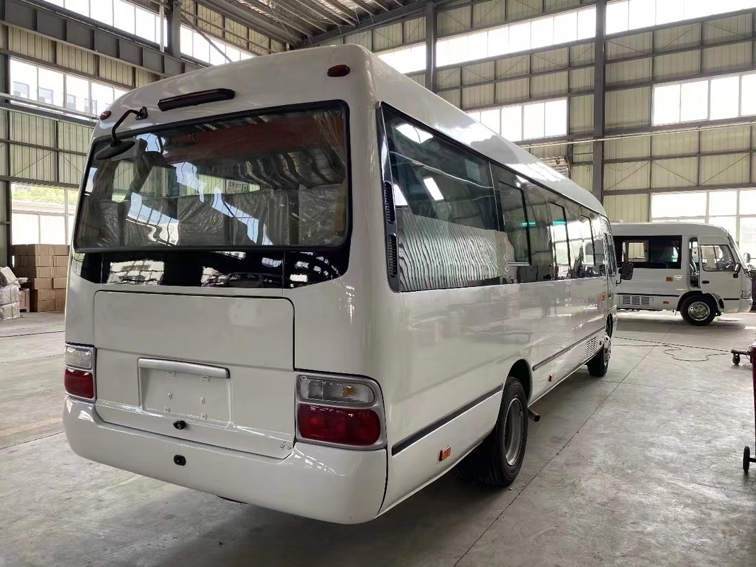 Minibus Mudan 30 posti a mano destra Usato in Tanzania Primavera di foglia per strada cattiva