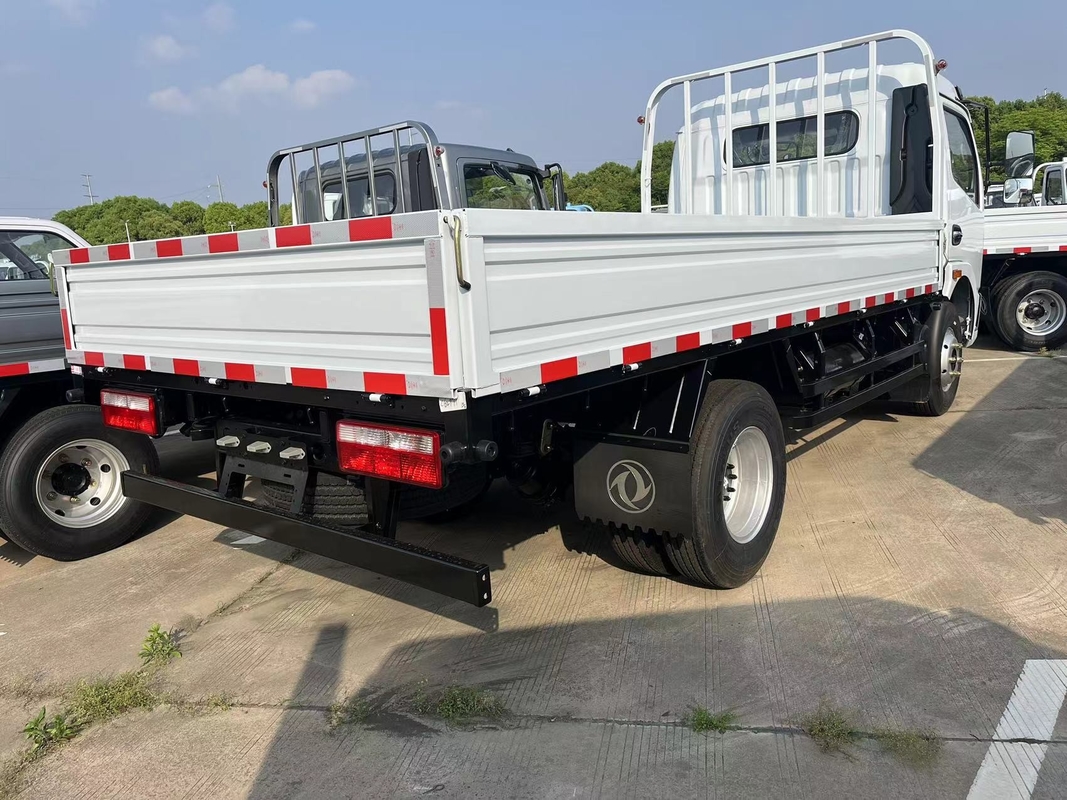 5 tonnellate di carico camion Dongfeng Capitano Piccolo camion a letto piatto a mano destra azionamento motore Yuchai 3308 passo