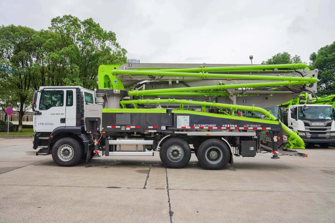 Camion pompa calcestruzzo 37 metri Zoomlion 6*4 Sinotruk Sitrak Chassis cinque sezioni Boom per la flessibilità