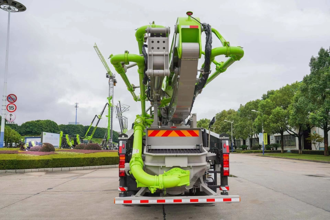 Camion pompa calcestruzzo 37 metri Zoomlion 6*4 Sinotruk Sitrak Chassis cinque sezioni Boom per la flessibilità