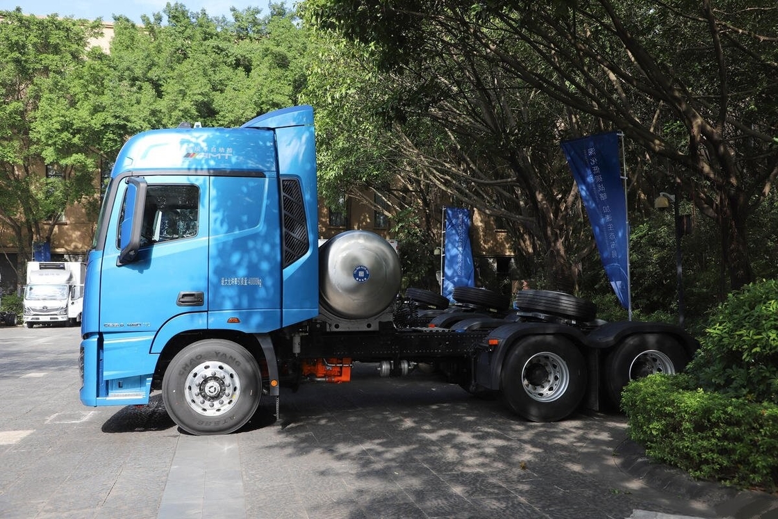 Foton Horse 6*4 Drive Mode 460hp Cummins Motore LNG Cabina a tetto alto con dormiente