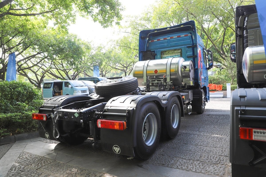 Foton Horse 6*4 Drive Mode 460hp Cummins Motore LNG Cabina a tetto alto con dormiente