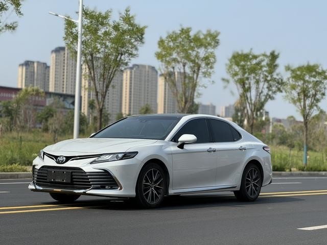 Toyota Camry 2.5L Usata - Interni Puliti - Nessun Incidente - Colore Bianco - Anno 2023 - 99% Nuovo - Economica
