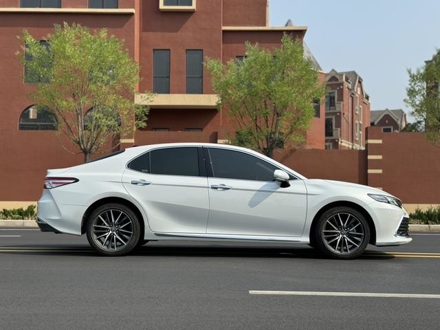 Toyota Camry 2.5L Usata - Interni Puliti - Nessun Incidente - Colore Bianco - Anno 2023 - 99% Nuovo - Economica