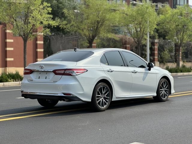 Toyota Camry 2.5L Usata - Interni Puliti - Nessun Incidente - Colore Bianco - Anno 2023 - 99% Nuovo - Economica