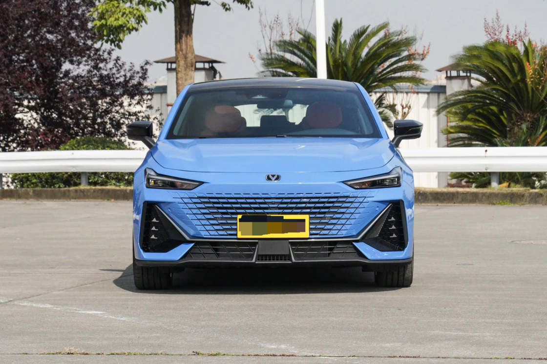 Nuova Changan UNI-V 2025 conveniente di terza generazione 1.5T 500Bar Premium Sports Edition per l'esportazione per uso familiare