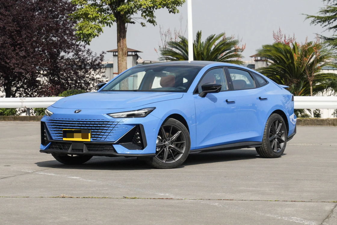 Nuova Changan UNI-V 2025 conveniente di terza generazione 1.5T 500Bar Premium Sports Edition per l'esportazione per uso familiare