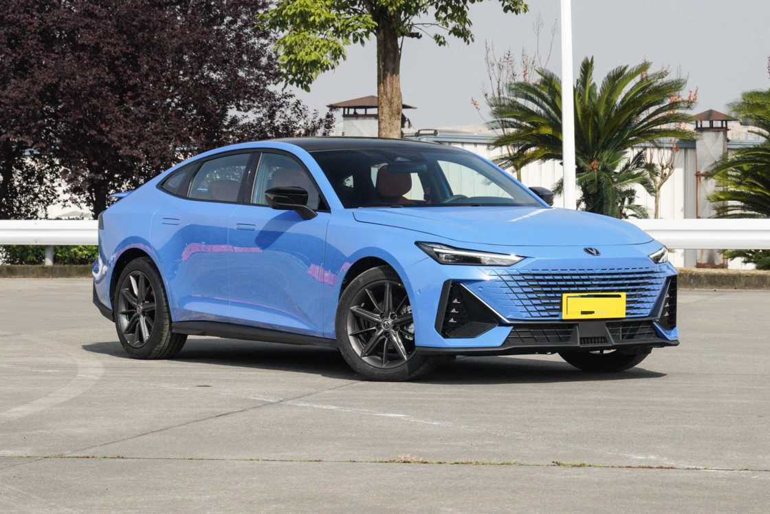 Nuova Changan UNI-V 2025 conveniente di terza generazione 1.5T 500Bar Premium Sports Edition per l'esportazione per uso familiare