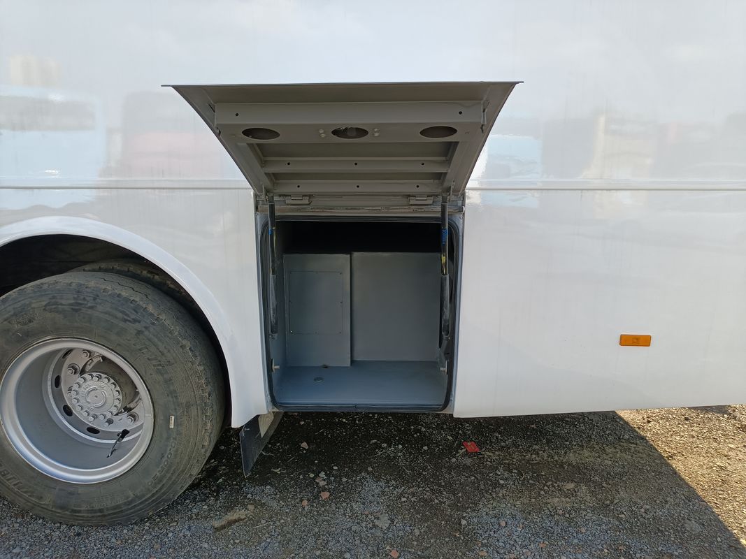 Autobus passeggeri usato Yutong ZK6102D del 2020, 57 posti, configurazione 2+3, una porta, guida a destra, autobus di lusso