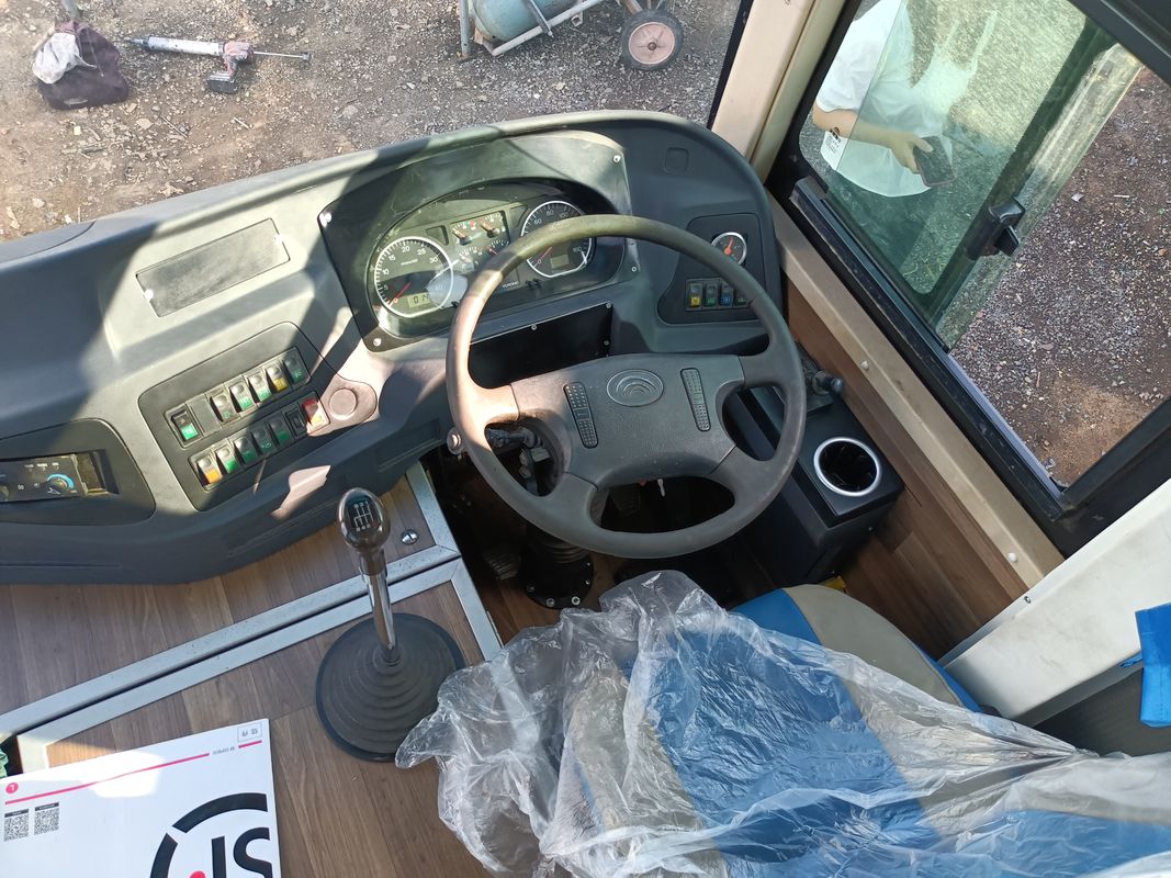 Autobus passeggeri usato Yutong ZK6102D del 2020, 57 posti, configurazione 2+3, una porta, guida a destra, autobus di lusso