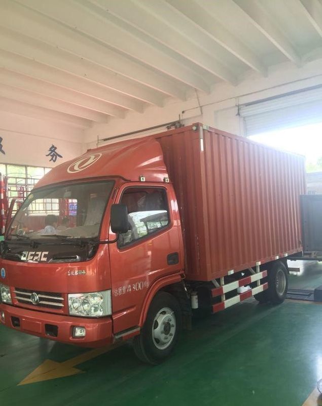 Dongfeng Duolika ha utilizzato l'autocarro con cassone ribaltabile 2014 anni fatti con il modo dell'azionamento 4×2 ed il motore della JM