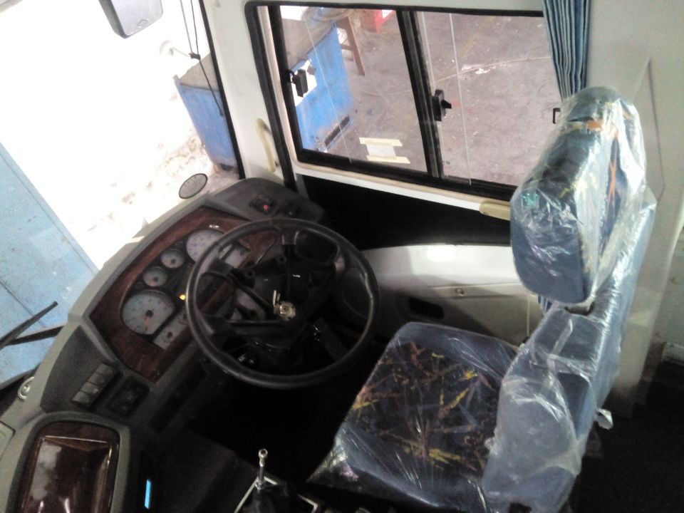 Stile bianco del mezzo del motore di Yuchai di 2013 di ANNO della vettura usato Dongfeng sedili del bus 24-35